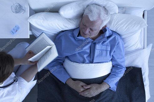 Personne âgée souriante sortant d’un centre de dépistage cardiaque.